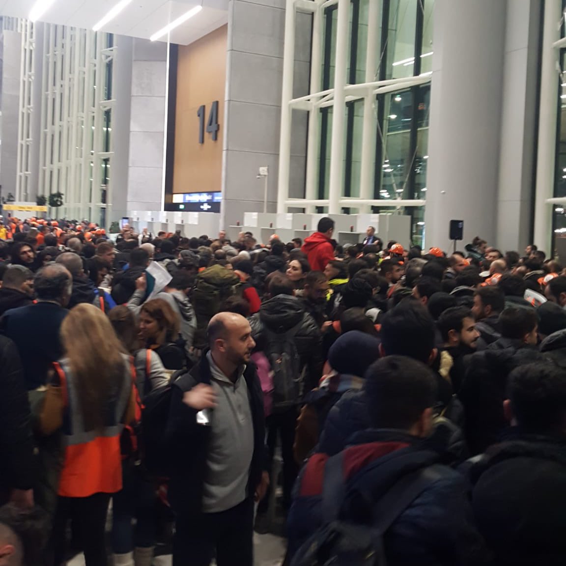 İstanbul Havalimanın'da yüzlerce kişi AFAD gönüllüsü olarak afet bölgesine gitmeyi bekliyor.
#deprem