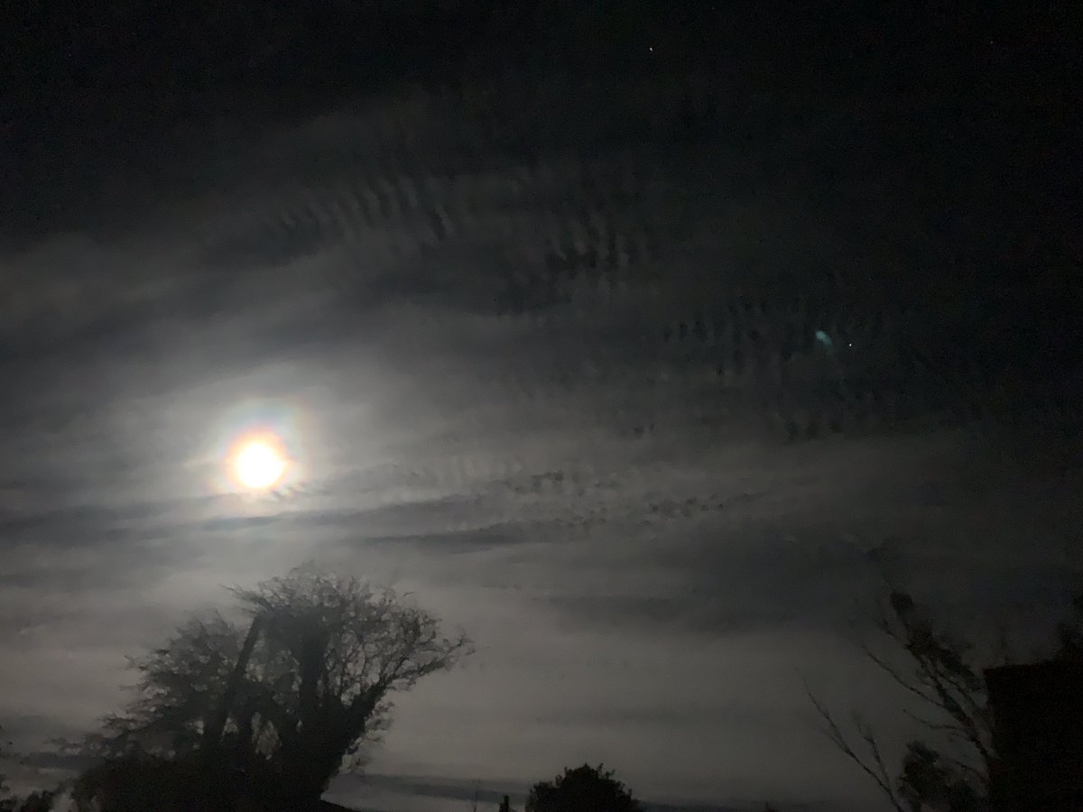 whytheliesuk's tweet photo. A night time assault tonight over the U.K.  #GeoEngineering https://t.co/tYbtml5vGI