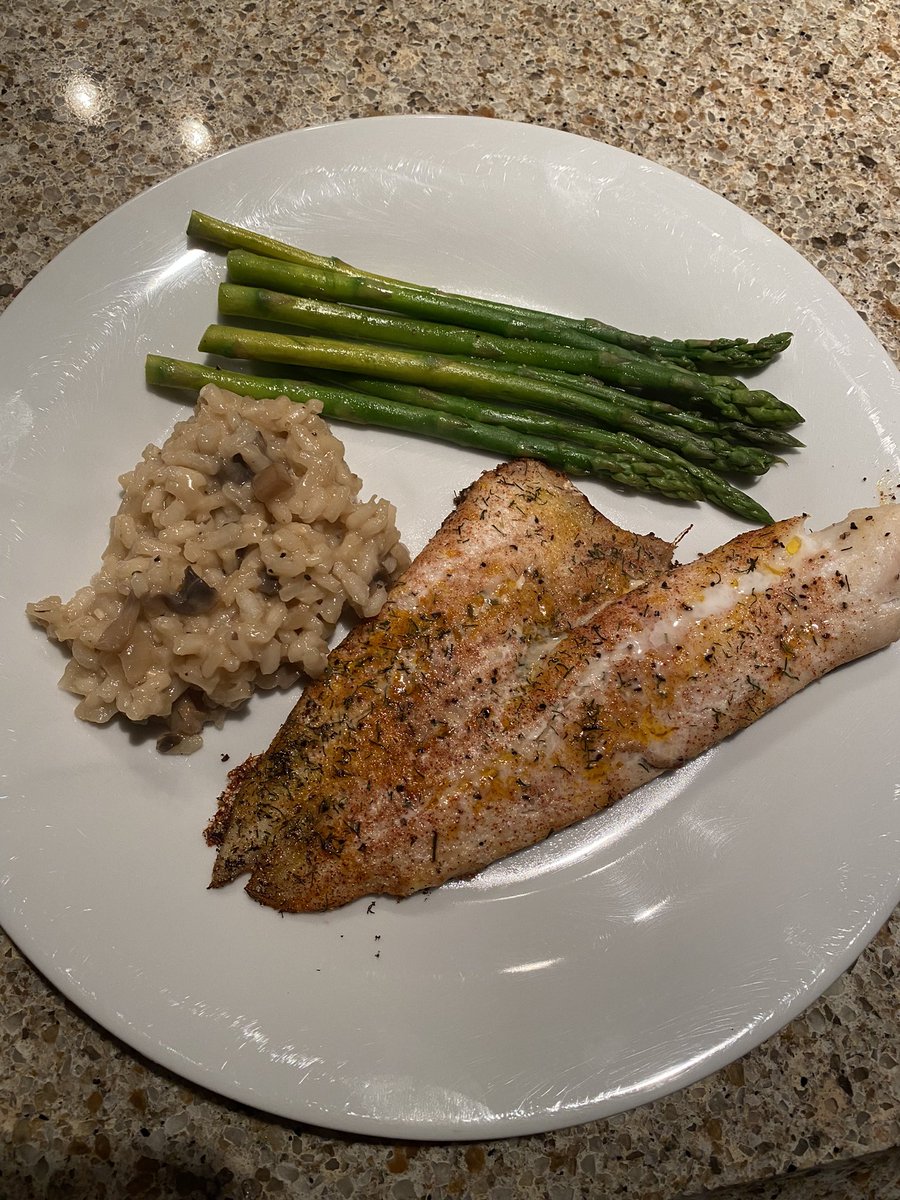 230 —> 221lbs since cut started, moods improving since body is adapting to cal deficit. Dinner on the cut tn is fillet of haddock, half cup of mushroom risotto and asparagus. Workouts have been consistent, feel good. 11lbs to go