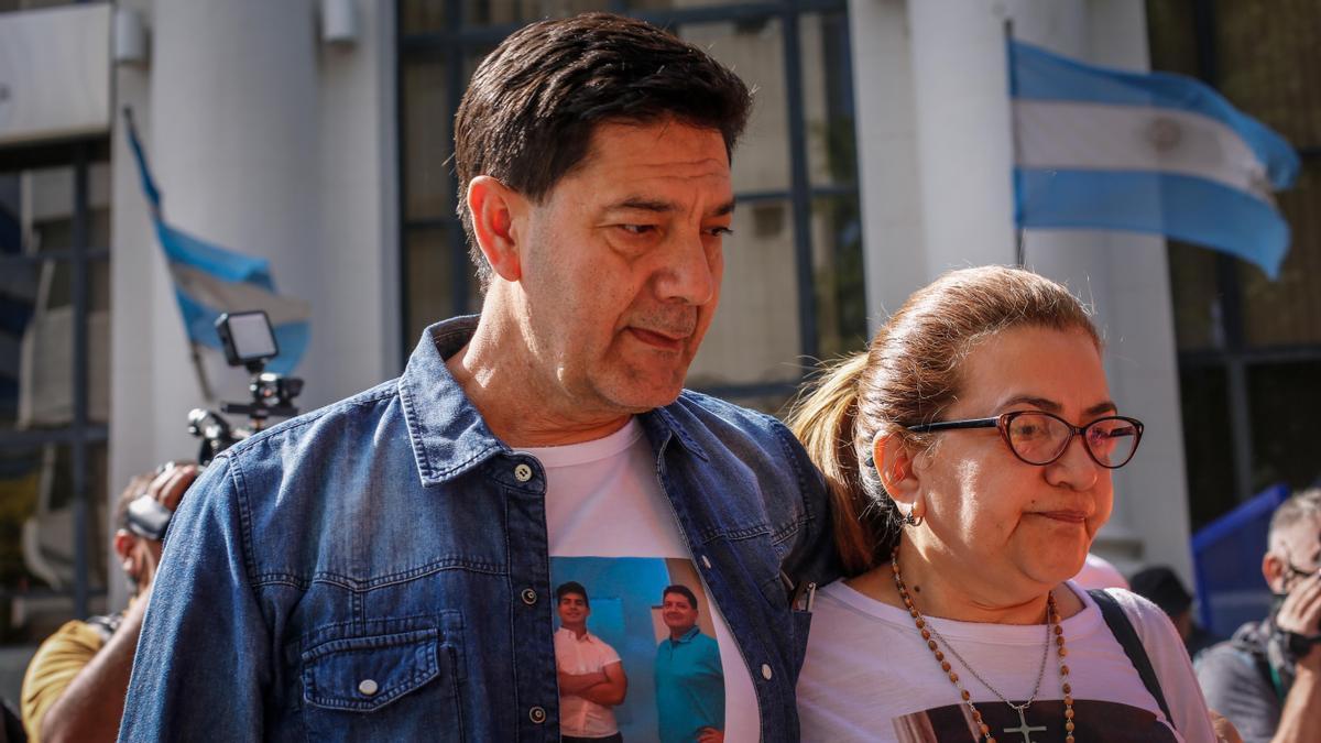 periodismobsas's tweet photo. "Sentí emoción al escuchar prisión perpetua", dijo la madre de Fernando Báez Sosa @OpinaBa #policiales #BaezSosa #Thomsen #Pertossi #Comelli #Benicelli #viollaz #Cinalli #JusticiaPorFernando #Crimen #JusticiaPorFernandoBaezSosa #perpetua #Burlando #Tomei https://t.co/yPF0AvOext