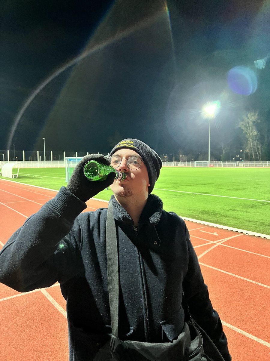 FCuej's tweet photo. Défaite environ 10 - 0 
Bière méritée pour le coach 🖤💛 https://t.co/7QvwFvrfnf