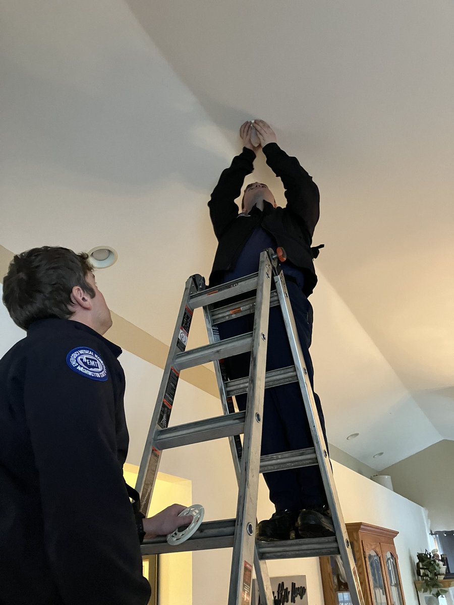 Have you checked your smoke alarms lately? Firefighters helped a resident replace smoke alarms today after she discovered hers were 20+ years old! Smoke alarms must be replaced after 10 years or they may not effectively alert you during a fire.
#SmokeAlarmsSaveLives