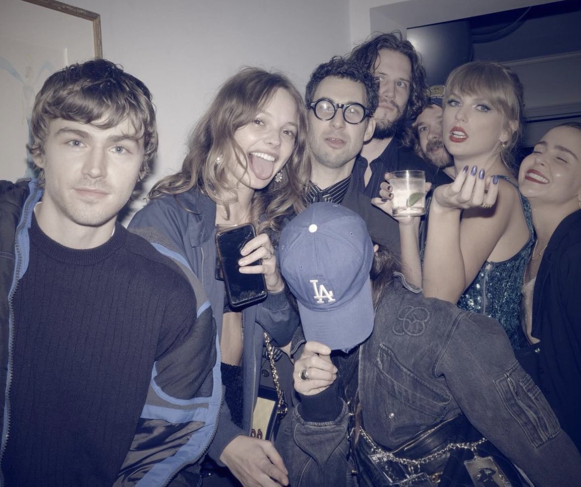 tracklist's tweet photo. Lana Del Rey compartilhou imagens do after party do #GRAMMYs realizado por Taylor Swift. https://t.co/12jhp4res0