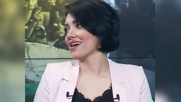 لا يخدعنكَ هتافُ بنتُ سامي بالوطنِ
فبنتُ سامي بالسرِ
ليست كبنتُ سامي بالعلنِ
و اللبيب لبيب ...

نُحذركِ يا مُنى أن لم تتأدبي سنُأدبكِ ..