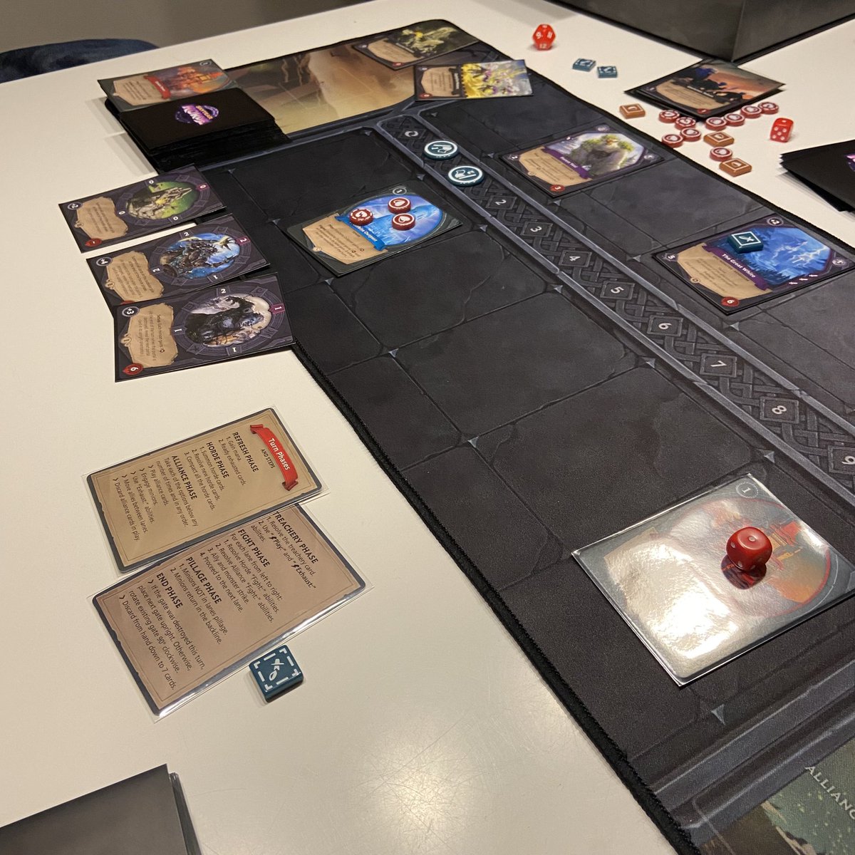 pjenke's tweet photo. #Worldbreakers: kleiner Bruder einer Mischung aus #Netrunner und #HerrDerRingeKartenspiel - sehr kurzweilig und schön asymmetrisch. 
#SkytearHorde: kleiner Bruder von #TheGreatWall - kooperative Verteidigung gegen die Horde. 
Toller Spieleabend mit @jdn_hamburg ! #brettspiele https://t.co/mgia10YyOi