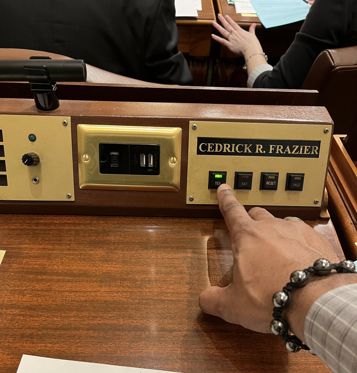 CedrickFrazier's tweet photo. As a former public defender I understand the need for appropriate resources to ensure protection of the right to counsel, for poor defendants. Tonight we voted to provide appropriate funding to our public defenders. I was honored to light up that green button. 
#mnleg https://t.co/SdrWkAHdKs