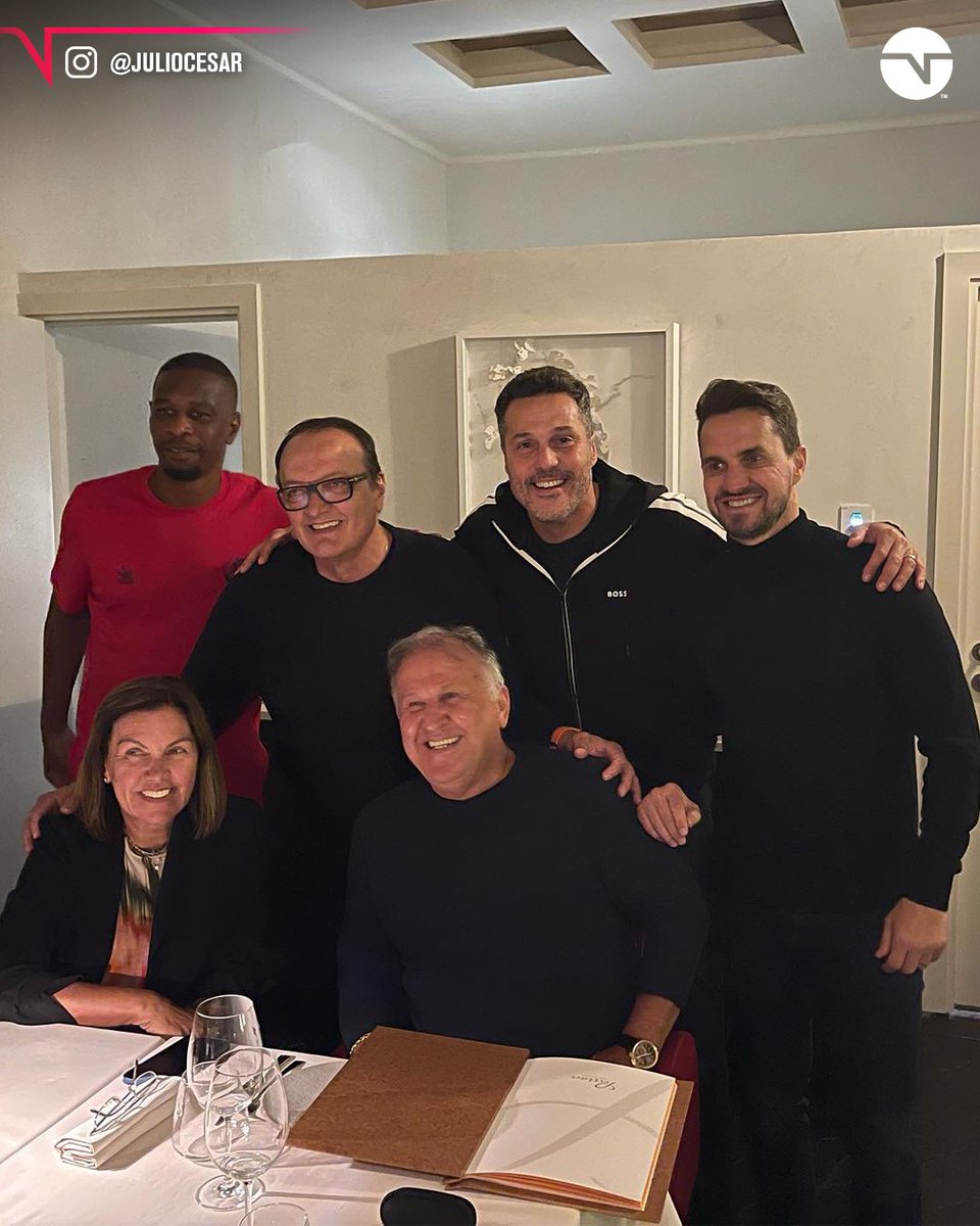TNTSportsBR's tweet photo. Diz a lenda que todo flamenguista abre um sorriso ao ver essa foto... Só craques! 🔴⚫

 Juan🤝 Leandro 🤝 Zico 🤝 Júlio César 🤝 Sávio https://t.co/Ym9seypLap
