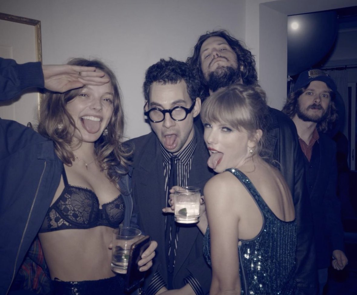 corneliastagain's tweet photo. DRUNK TAYLOR SAYS HELLO https://t.co/kjHJIIQCD3