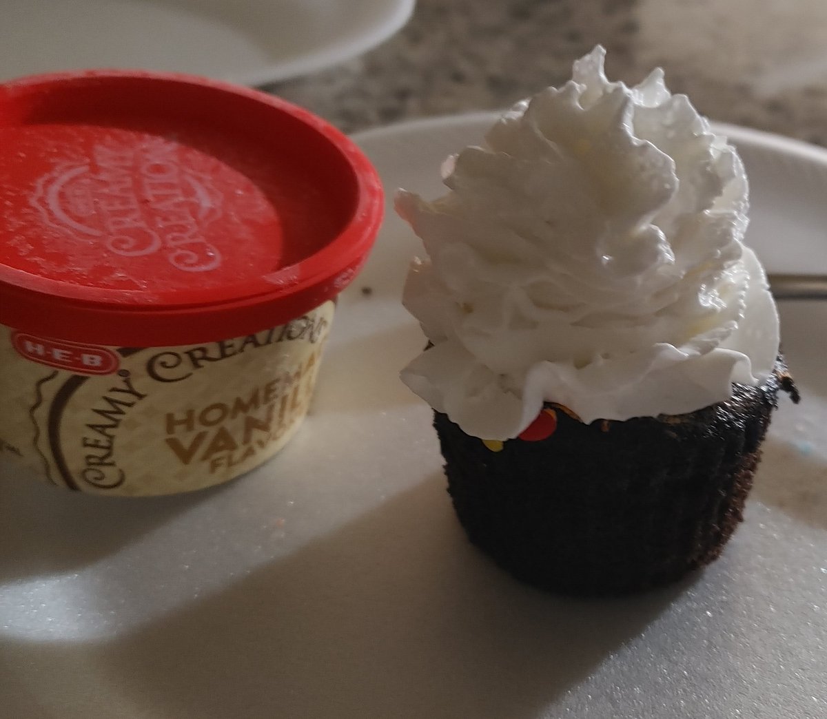 SquishyPandi's tweet photo. When you can't eat the store frosting so you replace it with whip...whipped? Cream lol cant even tell the difference 😎 https://t.co/munlgoZZxi