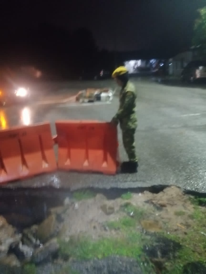 Nampak mudah, namun jika kita leka boleh mengakibat kemalangan. Terima kasih angg. <a href="/RELA_KUANTAN/">RELA Daerah Kuantan</a> (Pltn.Beserah) yg prihatin dan membantu.
<a href="/relapahang/">RELA Negeri Pahang</a> 
<a href="/relamalaysia/">relamalaysia</a> 
#setiaberbakti 
<a href="/KuantanTV/">Kuantan Pahang</a> 
<a href="/phgkutwtup/">▓▒P░A░H░A░N░G▒▓</a>