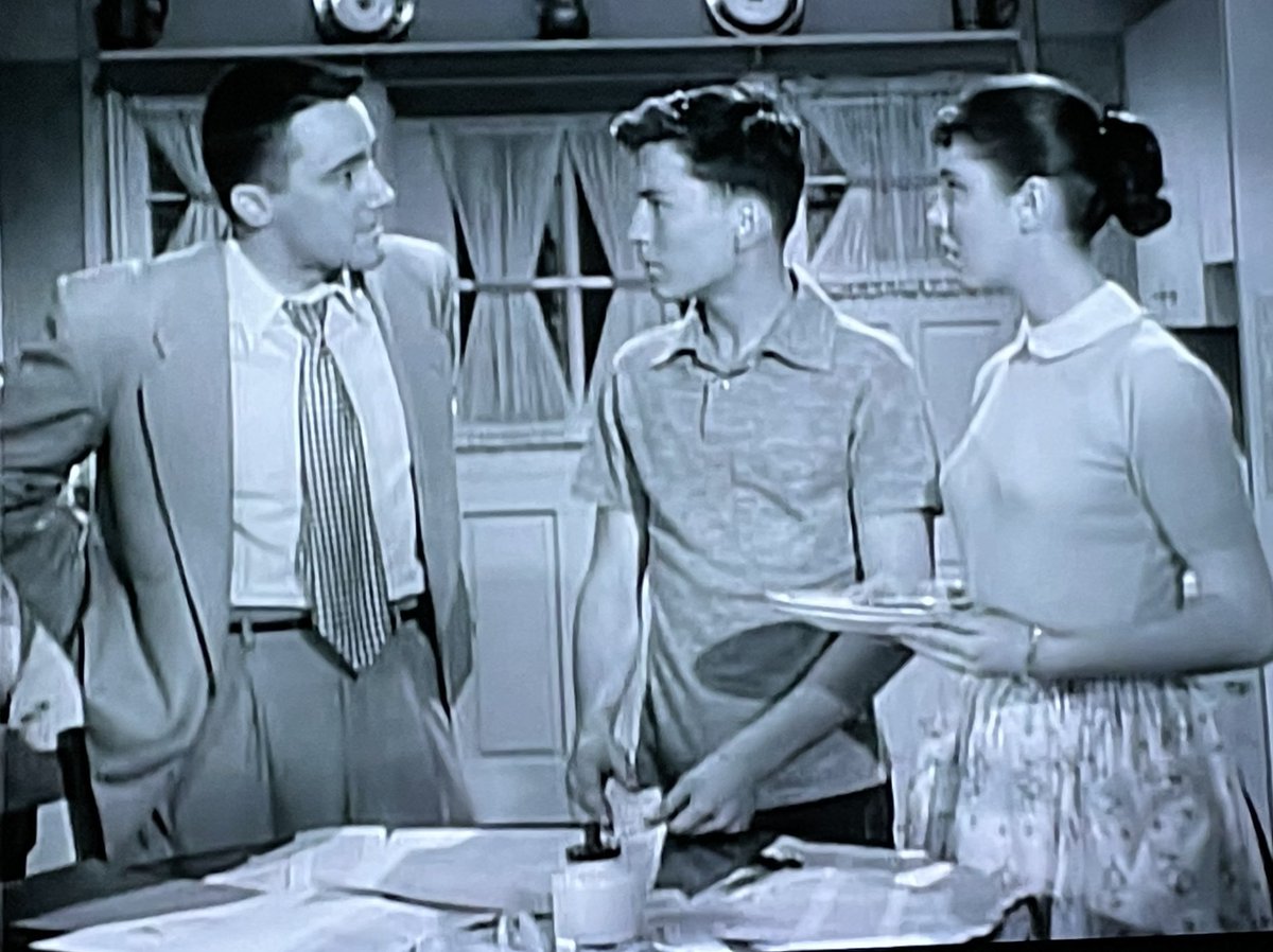 CLASSIC TV MUSINGS: Young #RobertVaughn guesting on interesting 1956 episode of consistently underrated FATHER KNOWS BEST as free thinking Emerson quoting grad student who spars with (& ultimately changes) Betty Anderson #ElinorDonahue over her conformist views #classictv #1950s