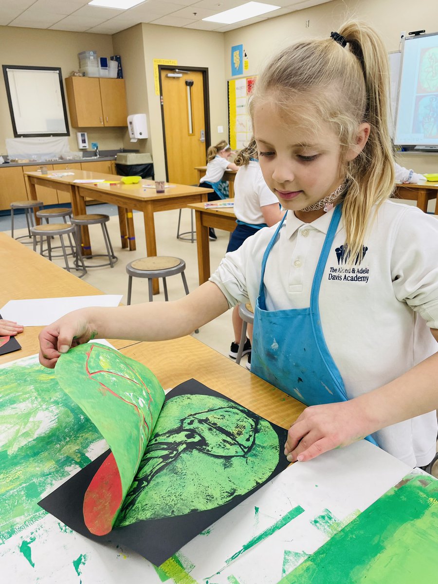 GanzVisualArt's tweet image. 2nd grade celebrates trees with these Collagraphy Sprouts! #TuBShevat #printmaking #davis2 #arted