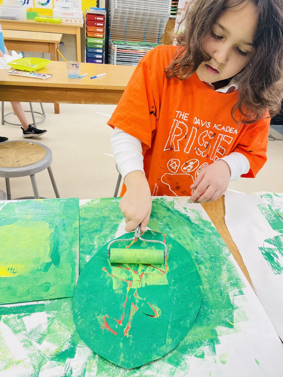 GanzVisualArt's tweet image. 2nd grade celebrates trees with these Collagraphy Sprouts! #TuBShevat #printmaking #davis2 #arted
