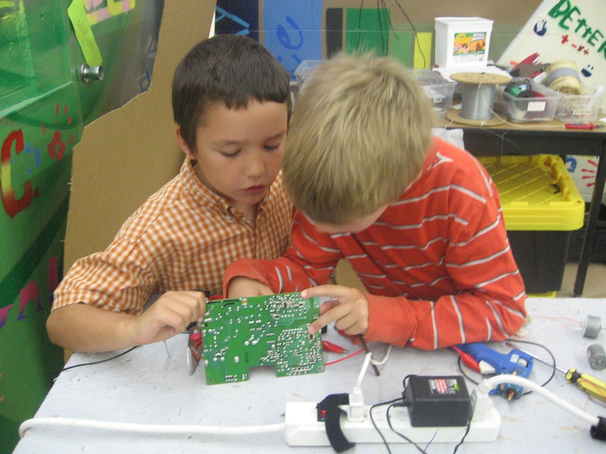 PDXTinkerCamp's tweet photo. Registration Open for Summer Camps - https://t.co/LjD6pfKWDF https://t.co/d52qn3gecc