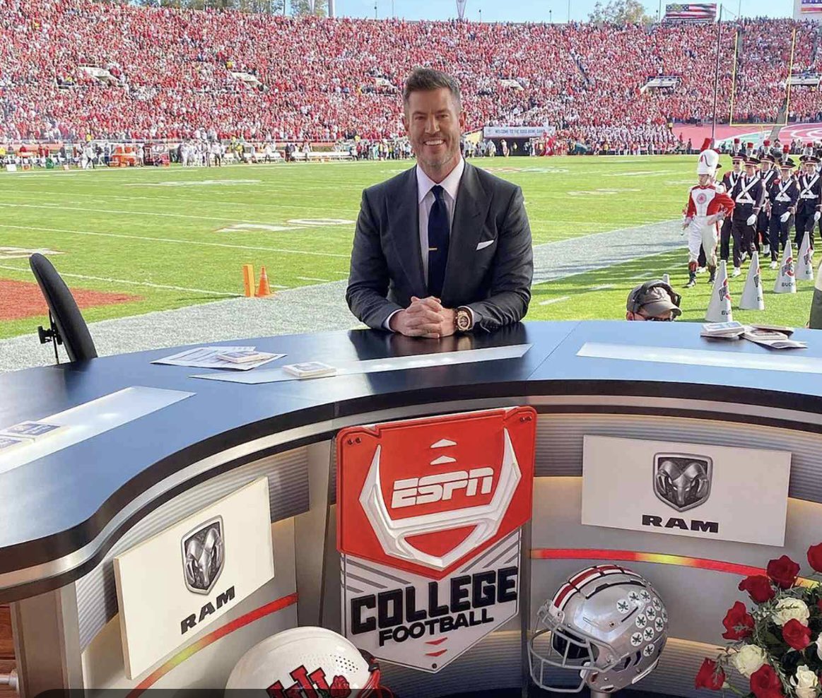 finegan_grace's tweet photo. Jesse Palmer doing his real job at his fake job 🤔 #thebachelor https://t.co/3fhAWfHo7M