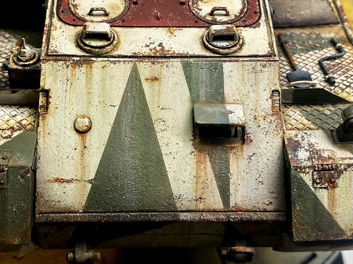 ScalemodelTankn's tweet photo. ウェザリング作業中です、車体は明るい色なので錆や雨垂れが有効ですが、ターレットは暗色なので明色で汚す予定です🥰

#Löwe https://t.co/sBLlC5FlTC