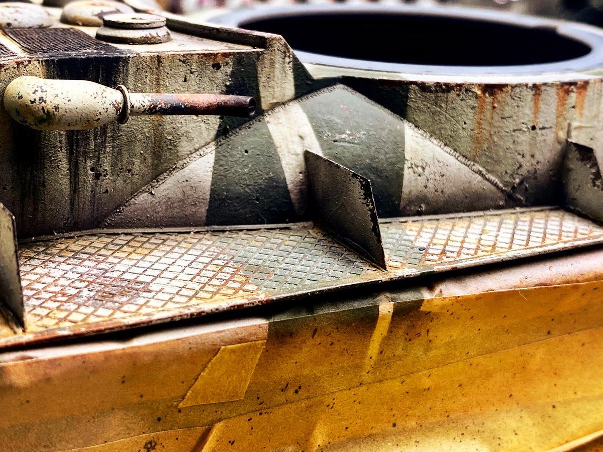 ScalemodelTankn's tweet photo. ウェザリング作業中です、車体は明るい色なので錆や雨垂れが有効ですが、ターレットは暗色なので明色で汚す予定です🥰

#Löwe https://t.co/sBLlC5FlTC