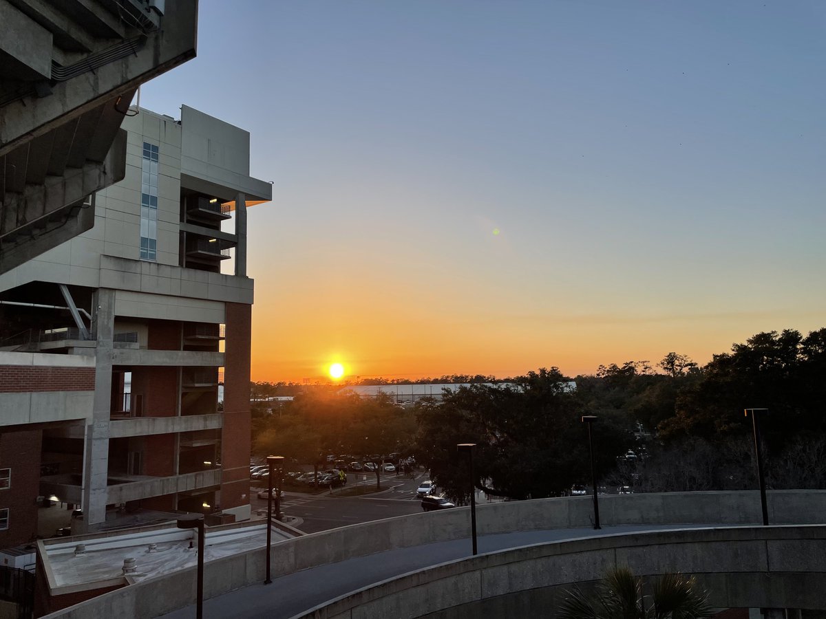 UFBarstool's tweet photo. Orange and Blue sunsets >>> https://t.co/Y5AUMT1kwX