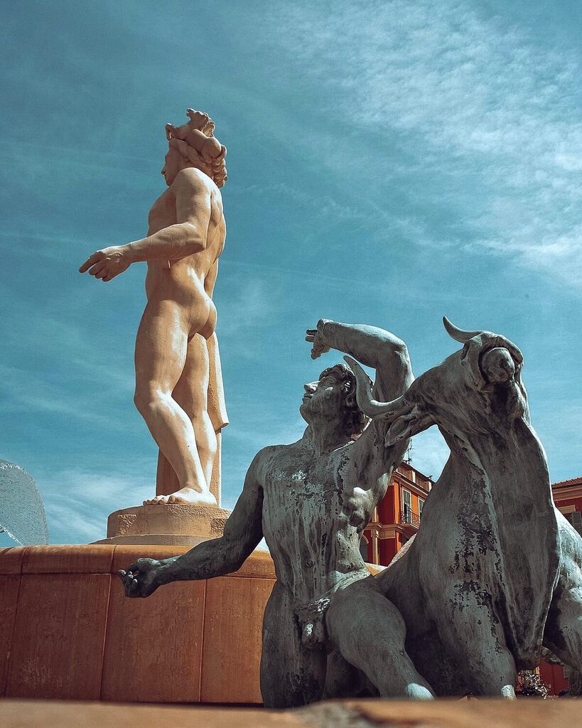 The right angle! Fontaine du Soleil #streetphotography #streetphotographer #france #nicefrance #apollo #sculpture #photography #photographer #travelphotography #travelgram #travelingtheworld #watchthisinstagood #instaphoto instagr.am/p/CoVkEtUvGFE/