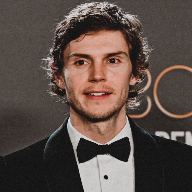 Já que não podemos postar fotos novas do Evan graças aos insuportáveis, vamos nos contentar com as antigas, e essa aqui é ó 🥵