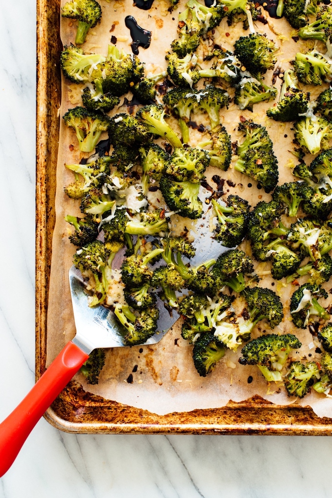 cookieandkate's tweet photo. Broccoli florets roasted until they’re irresistibly caramelized and crackly on the edges, with golden, bubbling Parmesan on top. 🥦💖A drizzle of tangy balsamic vinegar and a sprinkle of lemon zest rounds it out. Make this easy broccoli side dish for y… https://t.co/HjRmAoxDUx https://t.co/mcxBFt9eBc