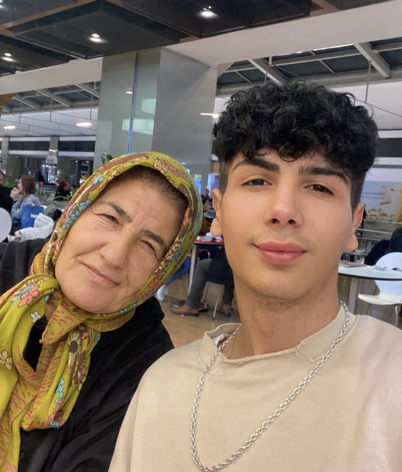 Taha Duymaz Meleknur Duymaz Umut Demiral Hülya Demiral Cuma Demiral Hatay- Samandağ Güveççi Köyü Akevler Mahallesi 13/1 Bedi Sabuncu Okulunun Hemen Yanı İpek Düğün Salonu nun Hemen Çaprazındaki Apartman ( Sarı Bina ) Nolur Acilen Yardım Edin #deprem <a href="/haluklevent/">Haluk Levent ( Ahbap Ekibi )</a> <a href="/AFADBaskanlik/">AFAD</a>