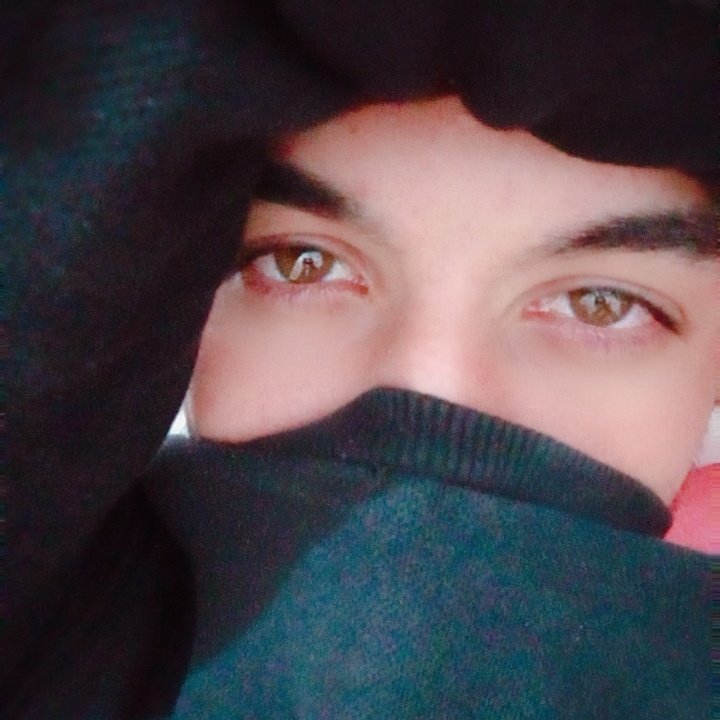 lyahmadd's tweet photo. تعرف أنه كلما كان من تناديه بعيدا ترفع صوتك فإذا كان قريبا تخفض صوتك فإذا كان قريبا أكثر تخفض أكثر فإذا كان انت فالصمت فإذا تعداك وكان اعلم بك منك كل ما عليك أن تدع له قلبك يعزف عليه .
لا تدعو سلم قلبك للعازف .
العارف من يستسلم للعازف https://t.co/2NZfvHmYCM