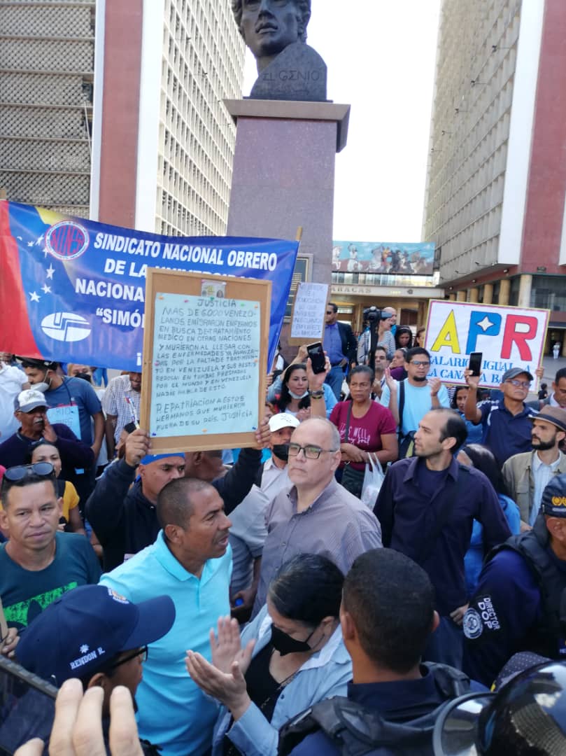 gregorio_afonso's tweet photo. Pese al operativo del gobierno en Plaza Caracas y la provocación de algunos de sus funcionarios, nos movilizarnos en el centro de Caracas reclamando salarios y pensiones dignas. Nos asiste el derecho y razón. Nos vemos el #07Feb en la UCV en la Asamblea Intergremial Universitaria https://t.co/bF0xZBMX5P