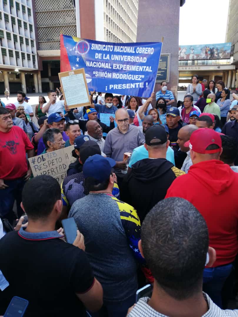 gregorio_afonso's tweet photo. Pese al operativo del gobierno en Plaza Caracas y la provocación de algunos de sus funcionarios, nos movilizarnos en el centro de Caracas reclamando salarios y pensiones dignas. Nos asiste el derecho y razón. Nos vemos el #07Feb en la UCV en la Asamblea Intergremial Universitaria https://t.co/bF0xZBMX5P