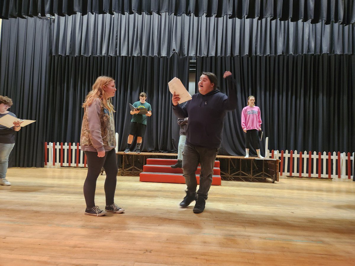 Simonds_HS's tweet image. We are all smiles for @misswilson522 as she leads us through #SpringMusical practice today! #HighSchoolMusical #Seabee #Teamwork 💚💛