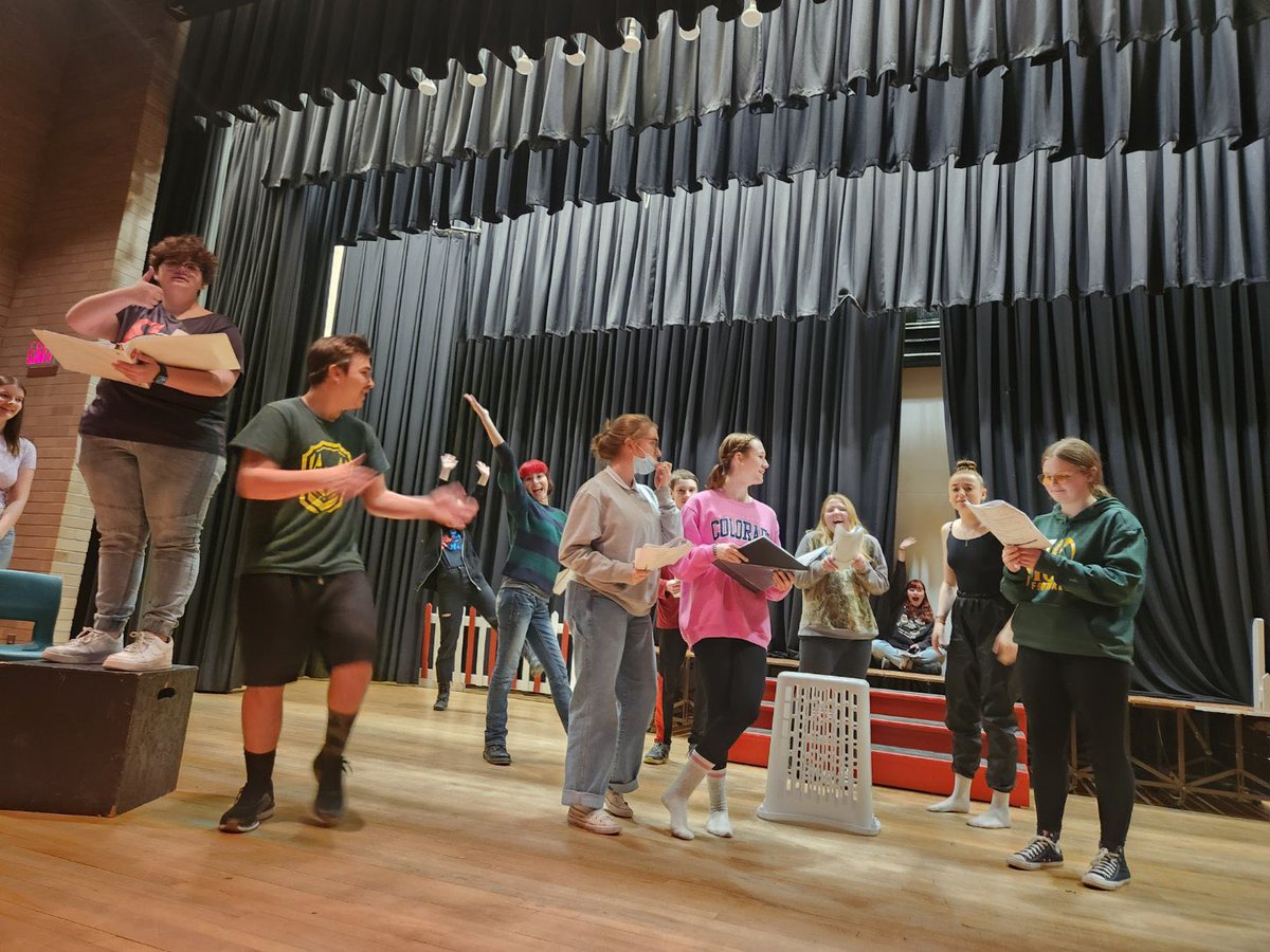 Simonds_HS's tweet image. We are all smiles for @misswilson522 as she leads us through #SpringMusical practice today! #HighSchoolMusical #Seabee #Teamwork 💚💛