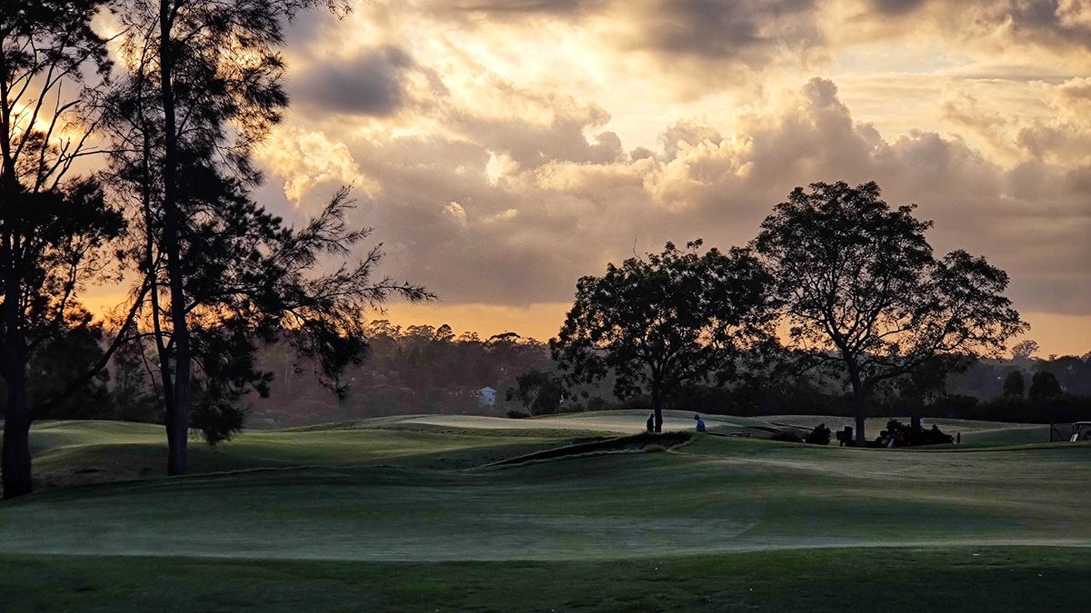 Morning light 🌅 #sunrise #teetime #golfsydney #sydneygolf #publicgolf #ゴルフ #morninggolf #kuringgai #golf #sunrisegolf #elitegolfnsw #golflife #golfers