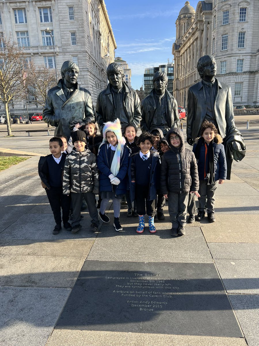 SmithdownPrimY2's tweet photo. Some more pictures of 2SR having lots of fun on our bus tour today! #smithdowngeog #2SR #locallandmarks https://t.co/BcCZZSxEiD