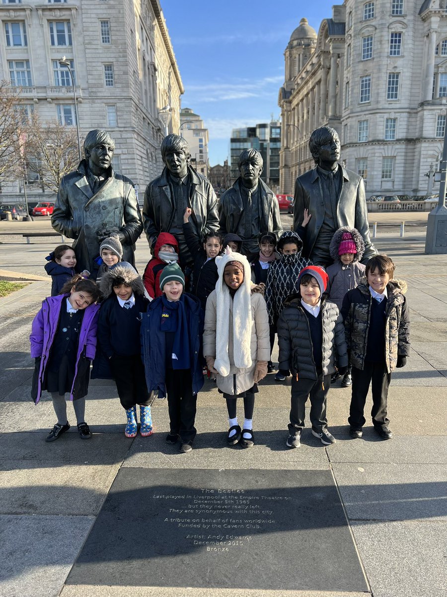 SmithdownPrimY2's tweet photo. Some more pictures of 2SR having lots of fun on our bus tour today! #smithdowngeog #2SR #locallandmarks https://t.co/BcCZZSxEiD