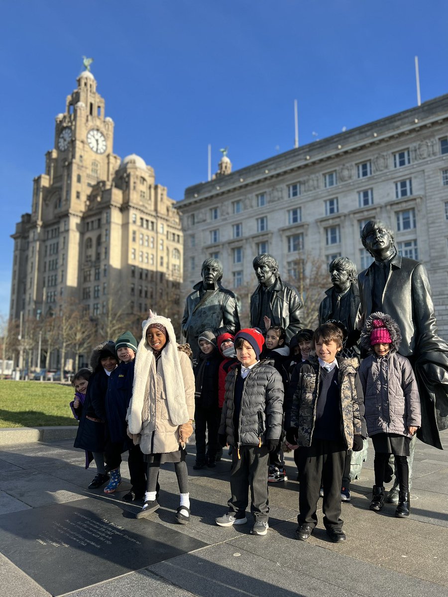 SmithdownPrimY2's tweet photo. Some more pictures of 2SR having lots of fun on our bus tour today! #smithdowngeog #2SR #locallandmarks https://t.co/BcCZZSxEiD