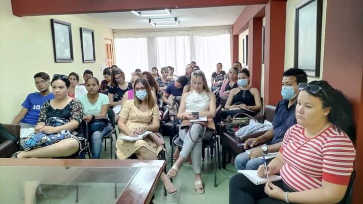 RadioHolguin's tweet photo. Inició hoy el primer curso de Locución en @radioangulo, con la finalidad de preparar a nuevos artistas de la palabra. https://t.co/BdvxiWdzel