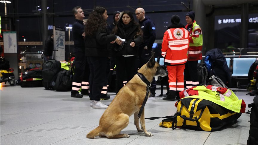 RealMiBaWi's tweet photo. Team Germany = Search &amp; Rescue organization #ISAR is sending a team of 42 volunteers and 7 search dogs to #Gaziantep/#Turkey 

#Earthquake #TurkeyEarthquake #earthquaketurkey https://t.co/SdmSBPAQtF