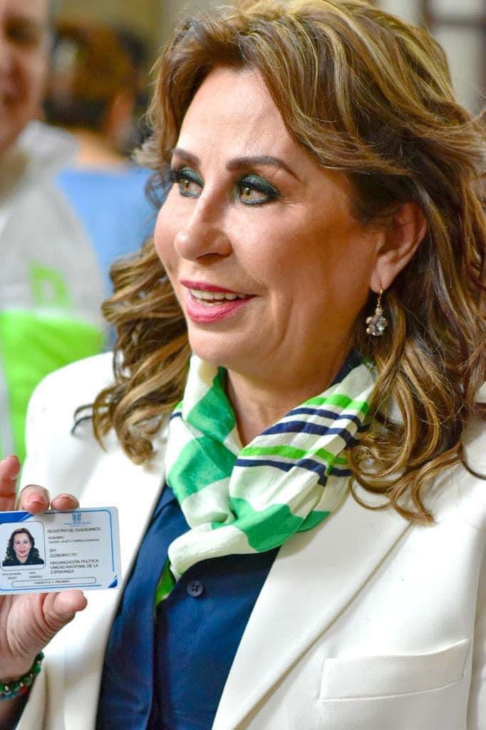 PartidoUne's tweet photo. ¡OFICIALMENTE inscritos para las elecciones 2023! 💚👐🏻💚👐🏻💚

Hoy la UNE recibe sus credenciales para construir una mejor Guatemala con nuestra Secretaria General, Sandra Torres, como candidata a la Presidencia y Romeo Guerra como candidato a vicepresidente. https://t.co/cXzSo5cFUy