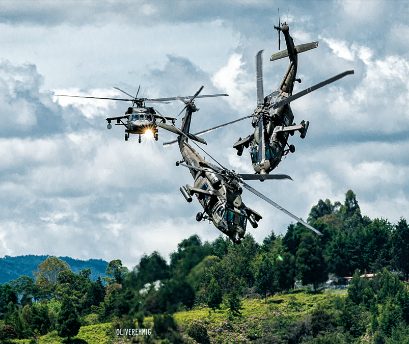 RevistaFAC's tweet photo. #TipAeronáutico
Único en el mundo, el equipo acrobático #Arpía 51 se creó en 2013. Lidera maniobras perfectamente sincronizadas, empleando las capacidades del helicóptero #AH60 Arpía, sin copiloto. #Edición291 👉 https://t.co/8wp9nhDBuN
#RevistaFAC✍️✈️🚁🛰️
#MiFuerzaAérea🇨🇴 https://t.co/zxD3sT1ctn