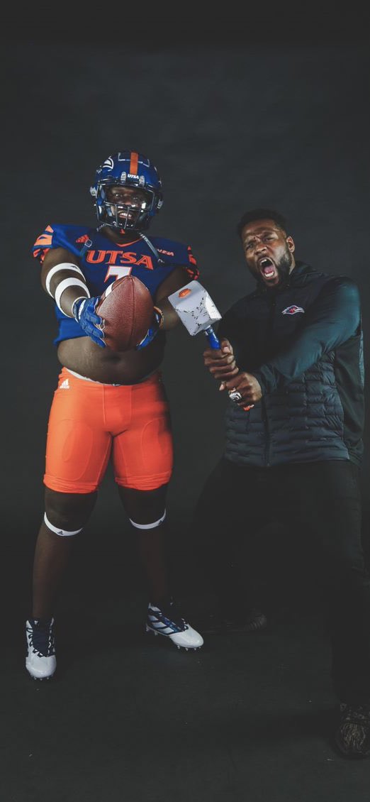 ChadOtutu's tweet photo. Blessed to receive an OFFER from the University of Texas at San Antonio, UTSA‼️‼️ @CoachSiddiq @Coach_Hughes2 @CoachWeathersby @CoachZoHrndz @WeissFootball https://t.co/gQNQvkuhIO