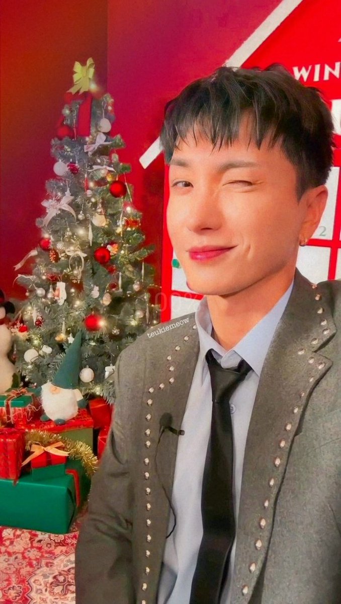 TeukiesDuckling's tweet image. Rainbow TeukLaura passing through to wish you a nice week and a GREAT Super Show to all Latam ELF

Including me 🥹

{@SJofficial @special1004 #SUPERJUNIOR #LEETEUK #ELFSelcaDay #SUPERSHOW9}