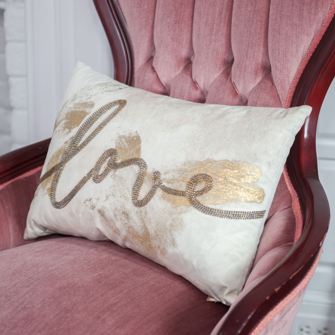 Celebrating the season of love.
.
.
.

 #pillows #glam #luxurypillows #pillowdecor #homesweethome #homedecor #homeinspo #handcraftedwithlove #handcraftedhomedecore #handcraftedluxury