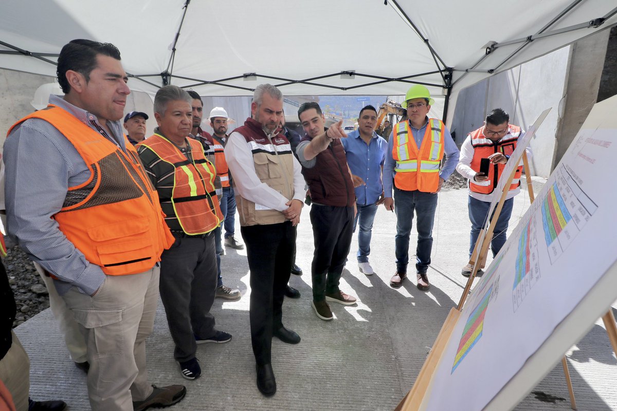 ARBedolla's tweet photo. Realizamos una visita de supervisión en la obra del distribuidor vial salida a Mil Cumbres a fin de constatar los avances de esta vialidad que demanda la población y que es tan importante en términos de movilidad urbana para Morelia.
#HonestidadyTrabajo https://t.co/TTI32VLVeI