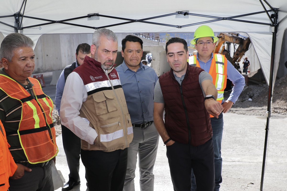 ARBedolla's tweet photo. Realizamos una visita de supervisión en la obra del distribuidor vial salida a Mil Cumbres a fin de constatar los avances de esta vialidad que demanda la población y que es tan importante en términos de movilidad urbana para Morelia.
#HonestidadyTrabajo https://t.co/TTI32VLVeI