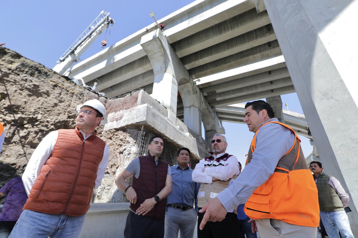 ARBedolla's tweet photo. Realizamos una visita de supervisión en la obra del distribuidor vial salida a Mil Cumbres a fin de constatar los avances de esta vialidad que demanda la población y que es tan importante en términos de movilidad urbana para Morelia.
#HonestidadyTrabajo https://t.co/TTI32VLVeI
