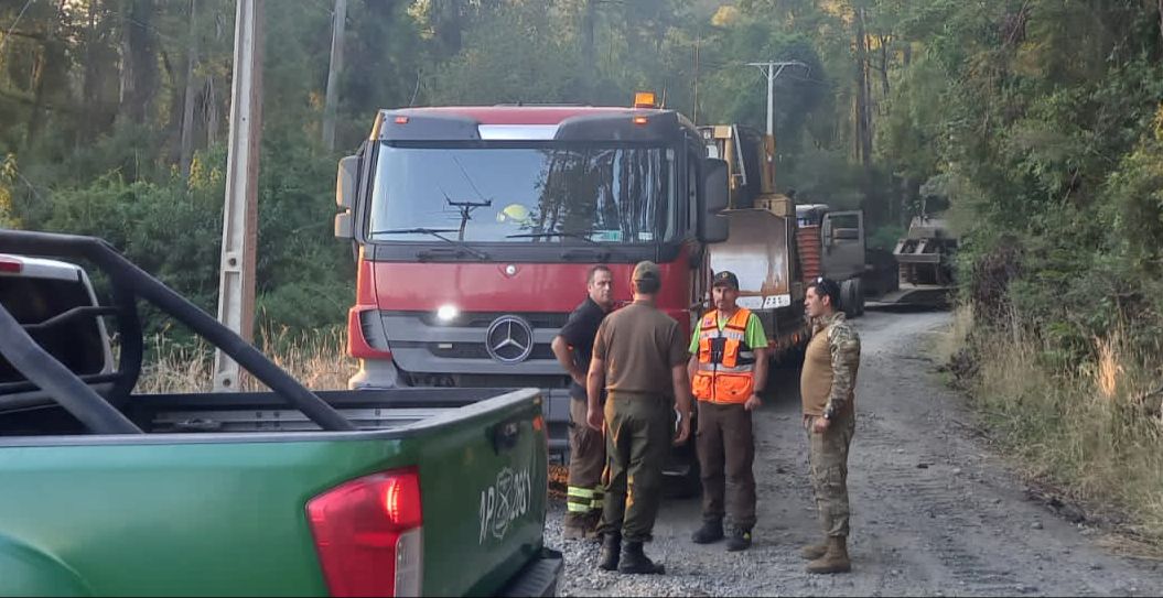 CarabLosRios's tweet image. Nos mantenemos desplegados a lo largo de toda la Region de #LosRios, colaborando a #Conaf y #EjercitodeChile y asi evitar la propagacion de los Incendios forestales que afectan a la Region. El Sr. Jefe de Zona(s) hace un llamado a la Ciudadanía al autocuidado
#CarabinerosDeTodos