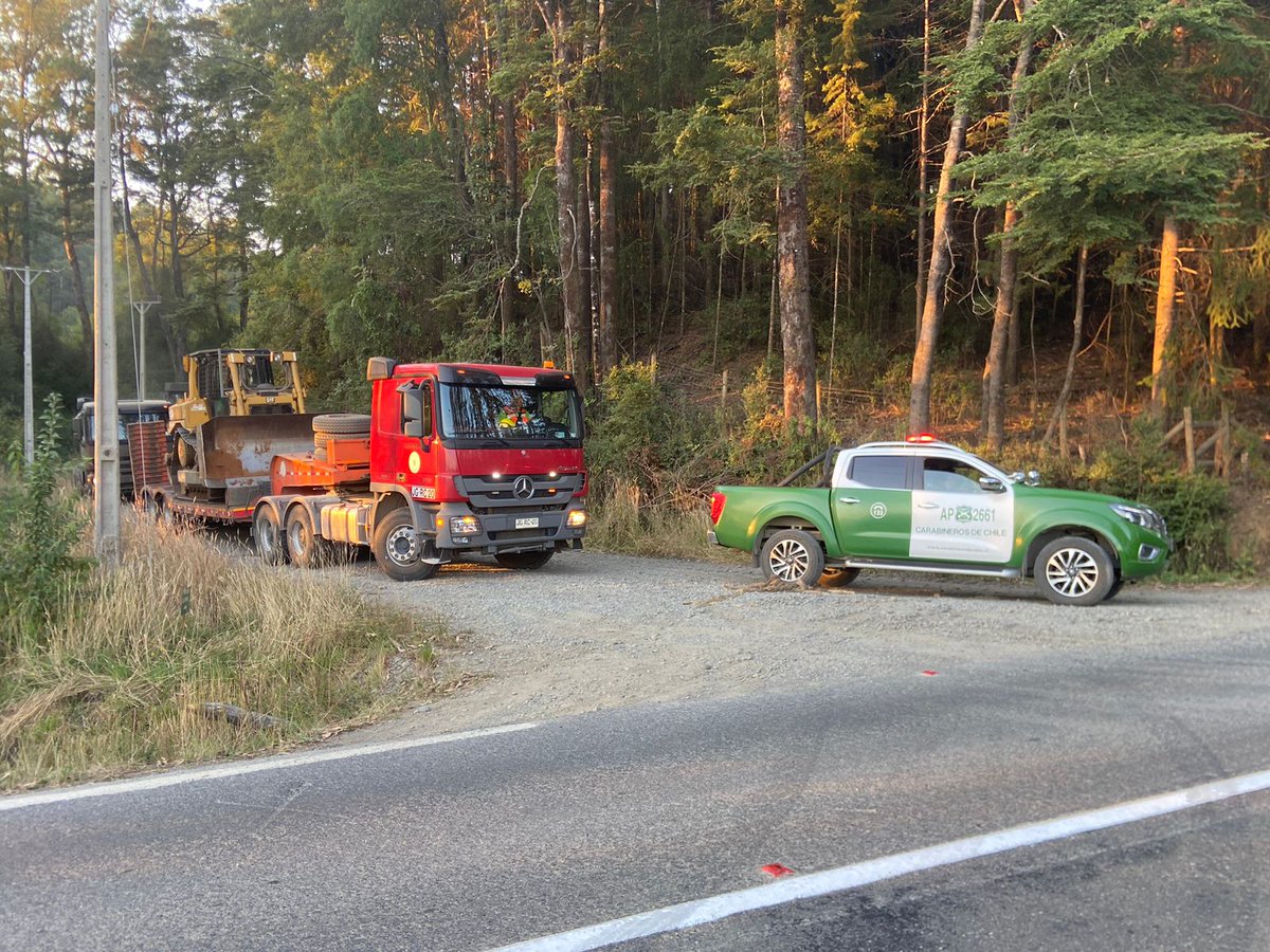 CarabLosRios's tweet image. Nos mantenemos desplegados a lo largo de toda la Region de #LosRios, colaborando a #Conaf y #EjercitodeChile y asi evitar la propagacion de los Incendios forestales que afectan a la Region. El Sr. Jefe de Zona(s) hace un llamado a la Ciudadanía al autocuidado
#CarabinerosDeTodos