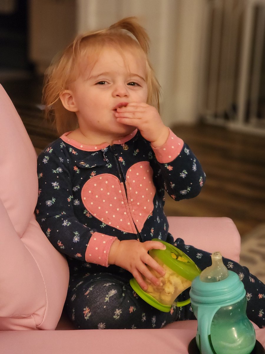 MrsLC_Cochran's tweet photo. @ChrisCochran68 and I's 19 month old daughter, Liberty, can eat her weight in popcorn if she could have it, all 30 lbs. It's been many dinners for this toddler! Thanks @Boomchickapop for being part of our village! ๐ฉท #sweetandsaltykettlecorn #toddlersnacks #popcornaddict https://t.co/6bqzHPxlPi