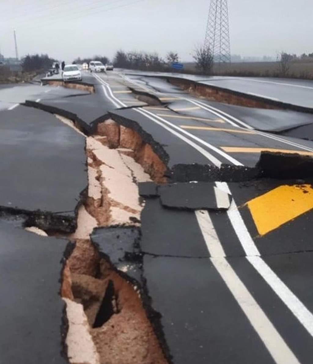 Burakony06's tweet photo. Hatay Reyhanlı yolu, gidecekler başka güzergah kullansınlar, Twitter’da adres paylaşımları yapıyoruz umarım katkısı olur. https://t.co/QofsGcje2U