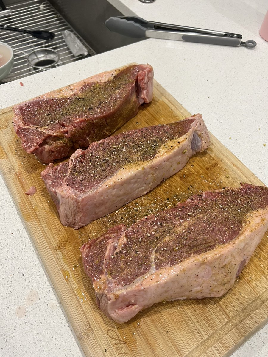 mauriciojr's tweet photo. As vezes eu acho que esse negócio do brasileiro não temperar a carne antes do churrasco é mais o resultado de que quem faz churrasco é homem e não sabe cozinhar do que qualquer outra coisa. Não faz sentido não temperar carne 🤷‍♀️ https://t.co/4bHfpRMwEy